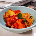 焼肉飯店林 - キムチの盛り合わせ