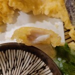 魚とめし かねむ食堂 - ｢平目エンガワ天ぷら｣断面(食べかけ失礼します)！