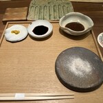 レストレ - 左から、芥子、醤油、ソース、塩