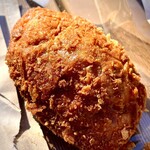 トーホーベーカリー - がっついて食べて、唯一撮れたカレーパン