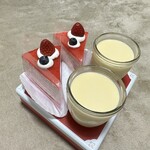 モロゾフ - 料理写真:2026年1月5日(月) とろ生カスタードプリン(右)。