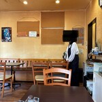 喫茶・軽食 ブルー - 店内　※お客さんに、気を配りながら、TVを見ています