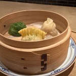 茶龍 - ・鶏肉と芹の蒸し餃子
      ・海老と春菊の蒸し餃子
      ・上海蟹 小籠包
