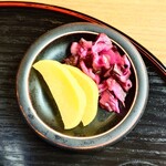 やぶ善 - 箸休めの"お漬物"は、嬉しい二種盛り。