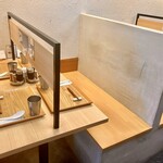 中華そば 朧月 - 店内風景（テーブル席）