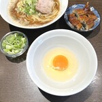 麺処 遊 - 生卵　食券機にはないので口頭でオーダー（1卵50円）できます　byまみこまみこ