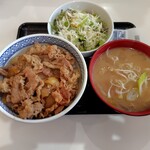 吉野家 - 料理写真:牛丼(並)つゆだく 498円、生野菜サラダ・とん汁セット 371円・計869円⇒789円 ♪