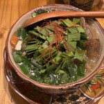 食堂でべこ。 - 「もつ煮込み」です。見た目も綺麗ですし、ニラや糸唐辛子等のオリジナリティ溢れる一品です。