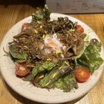 食堂でべこ。 - 「パリパリゴボウとキノコソテーの秋サラダ」です。サラダは記念用に写メしていますが、こちらはゴボウのポリポリ感とキノコのプニュプニュ感が面白い一品です。キノコは温かく醤油味のドレッシングです。