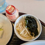 ラーメン道楽の店 あたりや - セットに付く小鉢とヤクルト