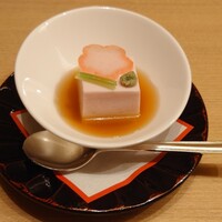 日本料理 花むさし - 先出しの紅白胡麻豆腐