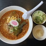 自家製麺 名無し - ラーメン（辛い味噌味）¥700 ネギ¥100 おろしニンニク¥50