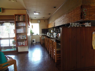 Teuchi Soba Shinano Ya Kichibee - カウンター８席　広くて分厚いきれいなカウンター