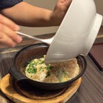 浜木綿 - テーブルで店員さんが餡をかけて仕上げてくれる