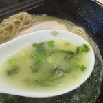 S.S CENTURY Plus 戸塚店 - 青唐辛子の爽やかな辛さが口いっぱいに広がる鶏の旨味たっぷりの辛鶏白湯スープ