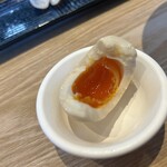 麺や ひでゆ㐂 - 味玉をひとかじり