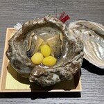 酒肴 大阪まんぷく堂 - 鮑の蓋をとると鮑と銀杏が
