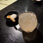 水穂 - お通しの温泉卵・あらごし桃酒　600円