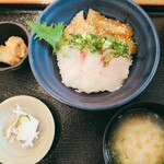 内浦漁協直営 いけすや - 料理写真:活まだい二種丼：1485円
