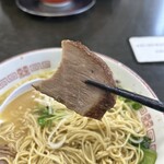 E・Y竹末 - チャーシューはホロホロロースで相変わらずジューシーです！相変わらずジューシー過ぎて、昔からいっぱいは食べれません！笑