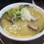 E・Y竹末 - 妻は「二代目SST中華そば」です。S塩・S醤油・TテイストでSSTとなってます！メニュー表には無く、店内壁に貼ってあるだけなので初めての方にはよく分からないメニューの代表になってます。(￣▽￣;)