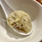 刀削麺・火鍋・西安料理 XI’AN - 蓮華で割ってスープを飲む