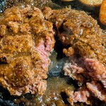 札幌牛亭 - ハンバーグ断面(ミディアムウェルダン)