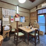 寿司芳 - テーブル席も有り