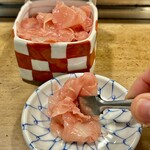 寿司芳 - ガリ生姜を小皿に用意して