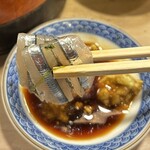 寿司芳 - 銀鱗が光るキビナゴ