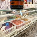 寿司芳 - カウンターショーケース