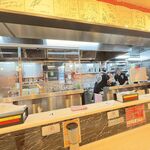 蒙古タンメン中本 - 厨房の様子