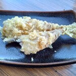 讃州めんめ - 写真を撮る前につい一口かじってしまった肉厚の鰺の天ぷら