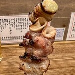もつ焼 くろ - 軟骨  1番上には葱が仕込まれてマス
