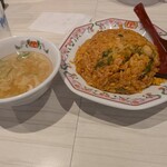 餃子の王将 - スープ付いてます
