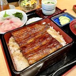まんまる - 本店1周年記念10食限定 鰻御膳 
うな重、茶碗蒸し、鯉のあらい、旬菜サラダ、吸い物、お新香、ドリンクの豪華なセット