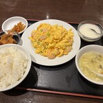 친탄탄 카이힌 마쿠하리 에키마에점 - 일일 정식(새우와 계란 소금 볶음) 800엔