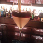バー クラスター - レモネードの上に、赤ワインをフロートする軽めのカクテル、色が２層に分かれるので、見た目が面白い。