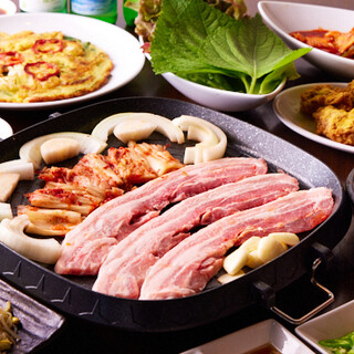 サムギョプサルやチーズタッカルビ◎韓国人店主が作る一品の数々