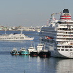 味奈登庵 - 2014' 12/26 横浜港には万国旗で飾った飛鳥Ⅱが停泊しています