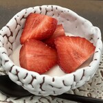 日本料理 TOBIUME - 唐津焼き？萩焼き？　苺はあまおう？