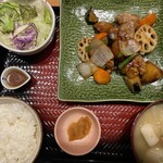 大戸屋 - 料理写真:鶏と野菜の黒酢あん定食(豚汁)
