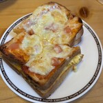 コメダ珈琲店 - 料理写真:「たっぷりたまごのピザトースト(辛子マヨ)」840円
