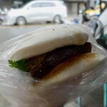 一甲子餐飲 - 刈包（グァバオ）　70元（約350円） 袋を剥いたところ