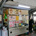 一甲子餐飲 - 注文カウンターを反対側から撮影。ミシュランのシールが貼られている。
