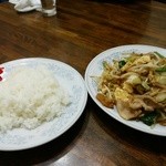 新華苑 - 野菜炒めとライス２１０円