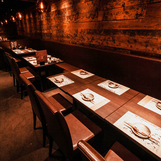 太平洋の黒潮のうねりのような、力強い荒波を表現した空間