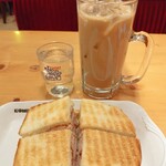 コメダ珈琲店 - ドリンク写真:アイスカフェオレ、特大サイズ!水のグラスと比較すると大きさがよくわかる♪