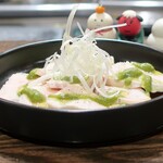 トリワイン ＰＩＫＯＳＨＨＨＵ - しっとり蒸し鶏 セリのソース