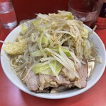 ラーメン二郎 - 小豚野菜カラメニンニク